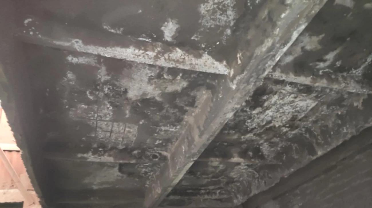 Повсеместно имеющиеся дефекты плит покрытия - отслоение и разрушение бетона, обнажение и коррозия арматуры, выщелачивание кальция, трещины