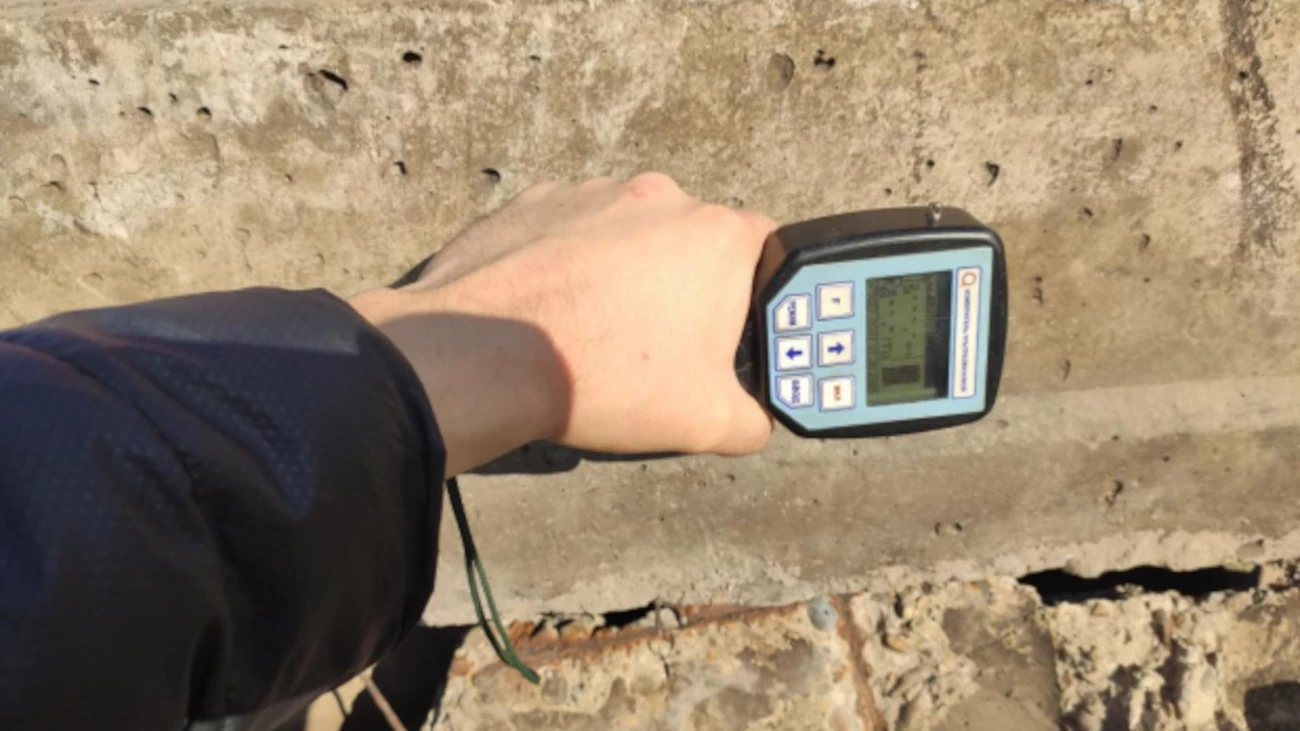 Измерение прочности бетона плиты УЗК-прибором