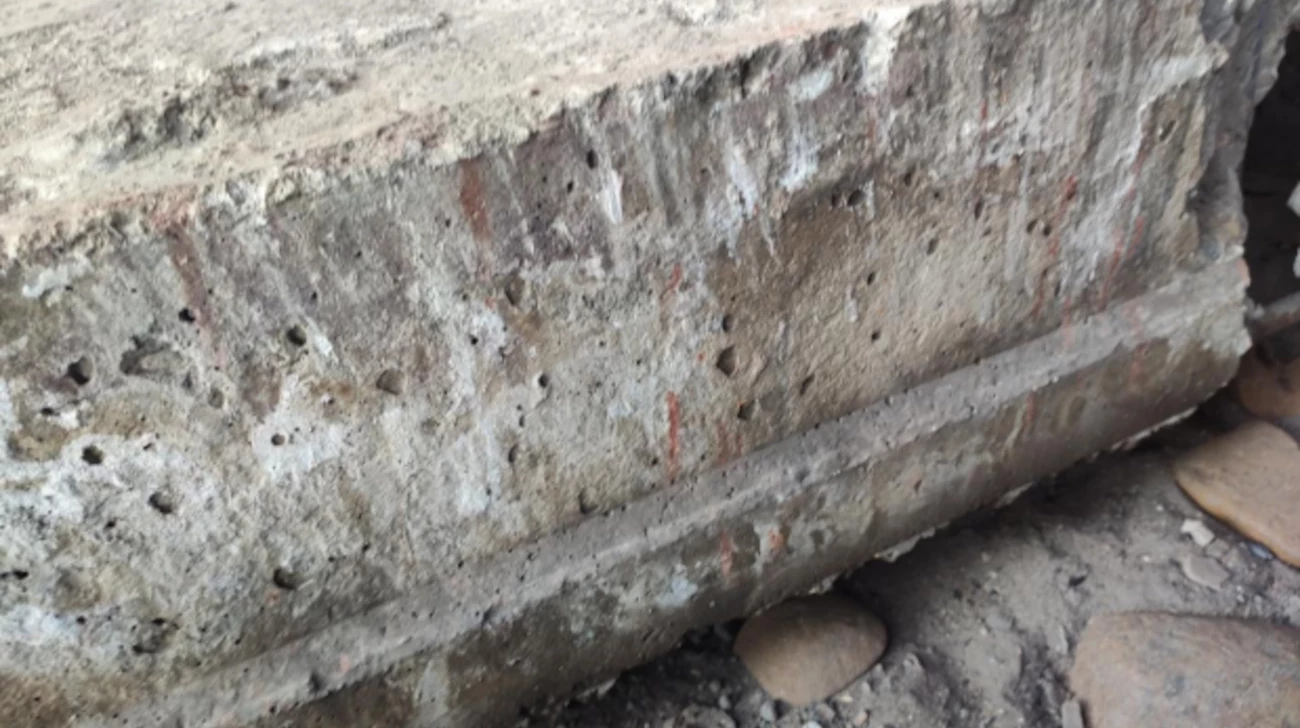 Пористая поверхность бетона плиты покрытия. Следы выщелачевания кальция.