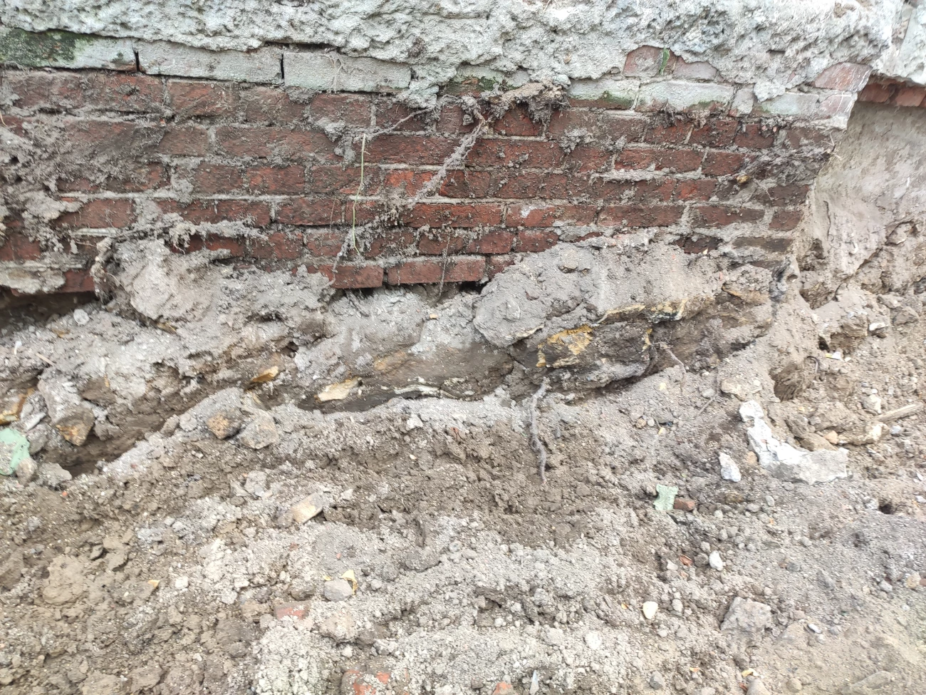 Места отсутствия опирания кладки стен на фундамент из бута