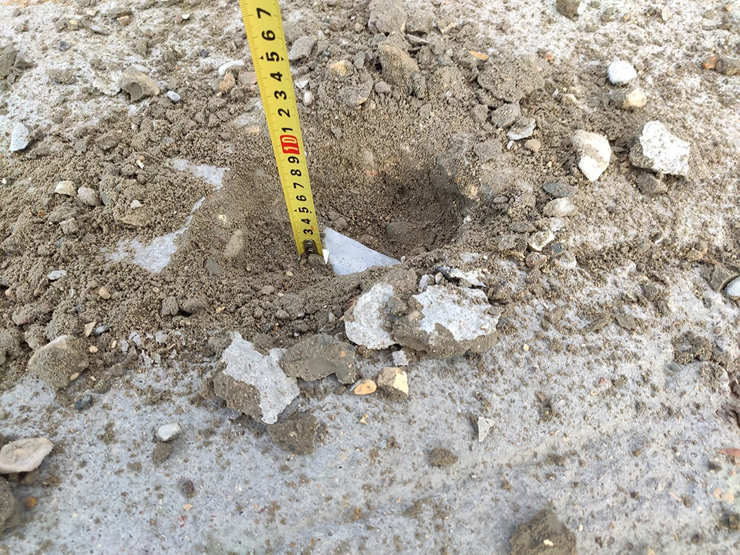 Замер толщины залитого бетона в зондажах