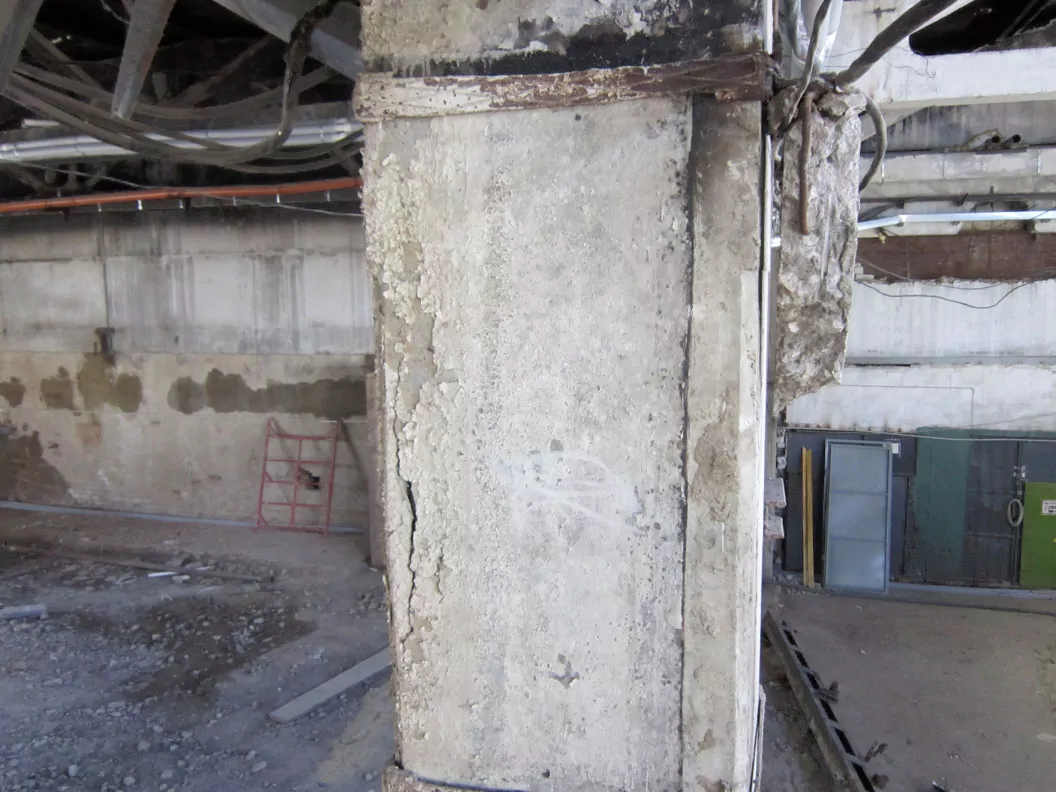 Трещины и отслоение бетона колонны