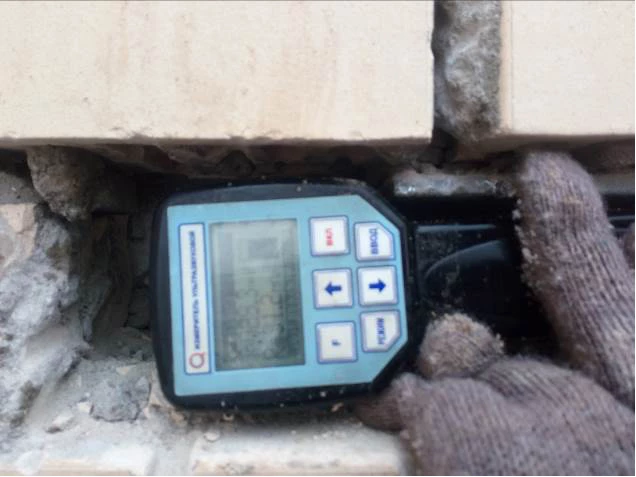 Измерение прочности бетона монолитной плиты в месте крепления опорного столика кладки