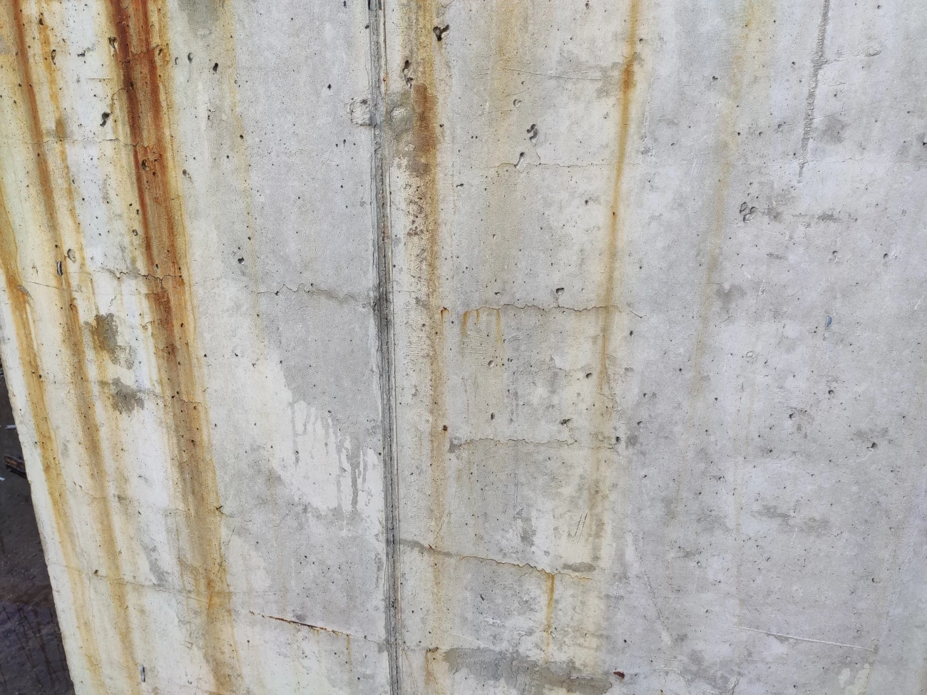 Коррозия арматуры. Отслоение защитного слоя бетона.