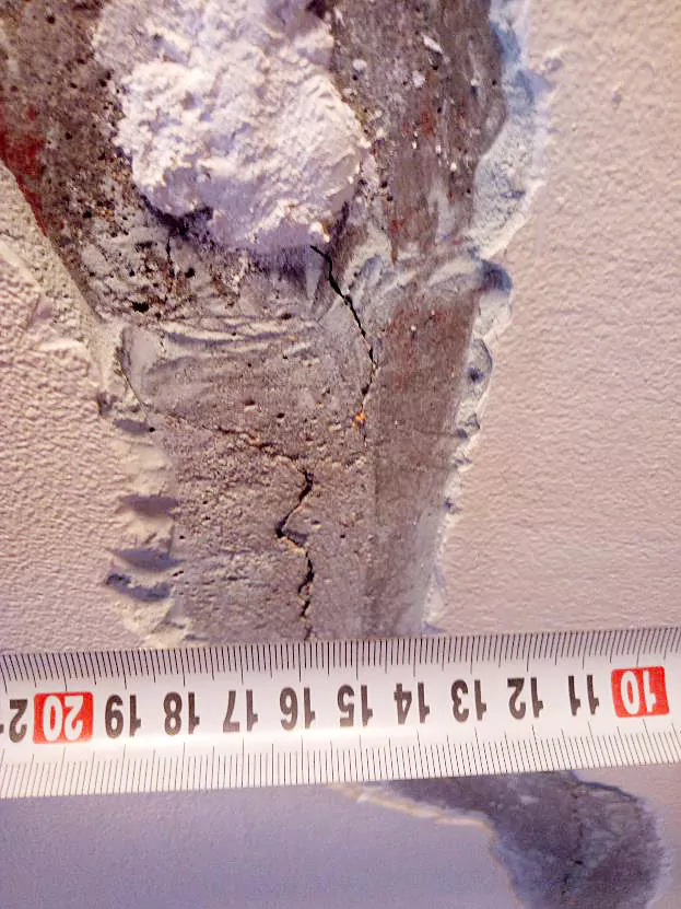Поры и непровибрированные участки бетона, потемнее вследствие промерзания