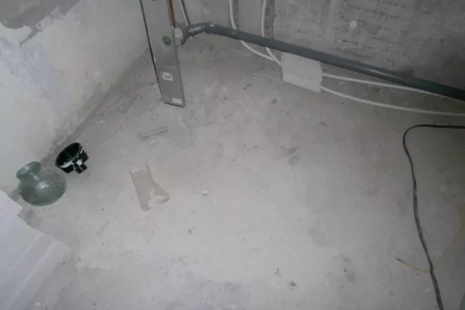 Поверхность бетонной плиты в квартире №63. Стяжка демонтирована.