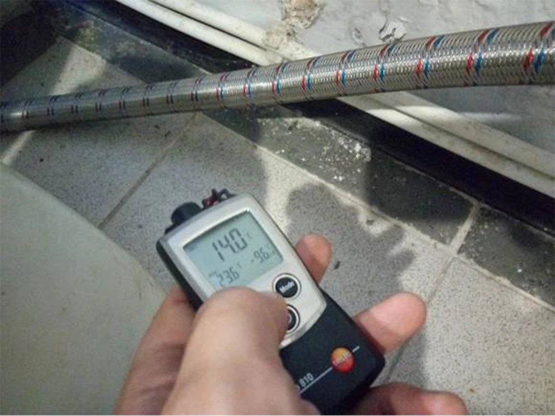 Измерение температуры стены в зоне интенсивного увлажнения. Разница между температурой в помещении и температурой поверхности 9,8 градусов