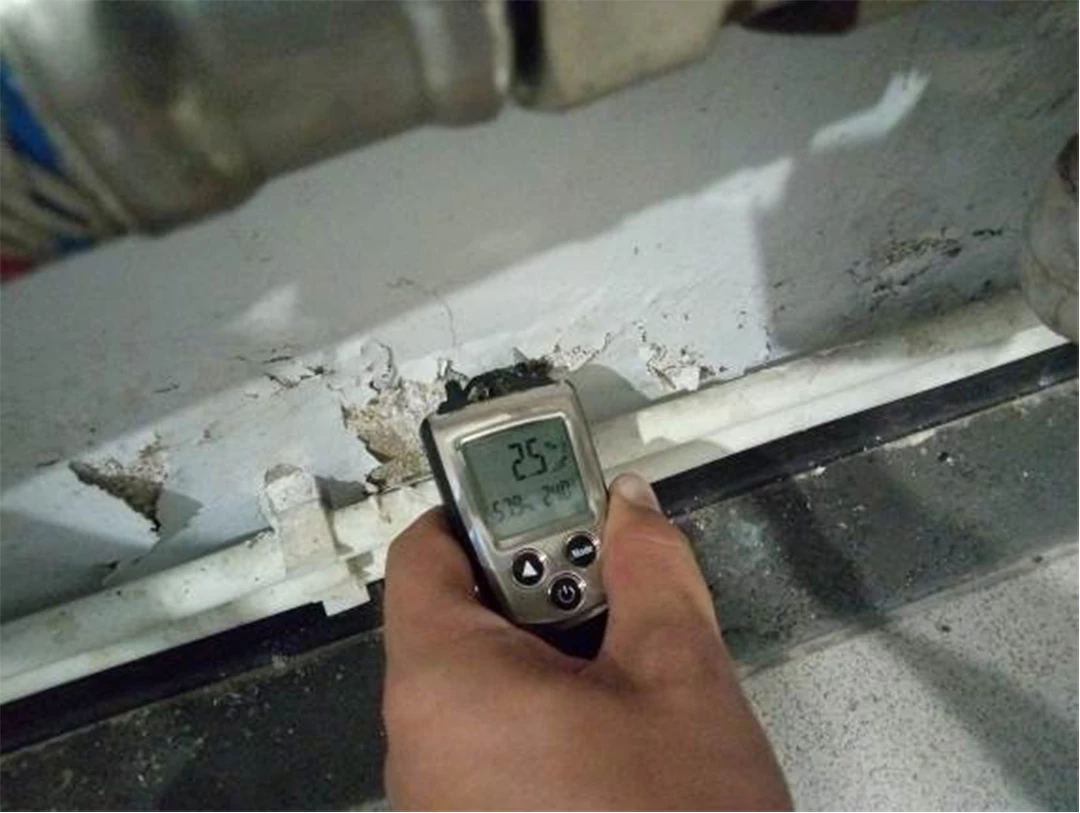 Измерение влажности стен у потолка подвала, в месте отслоения отделочного слоя