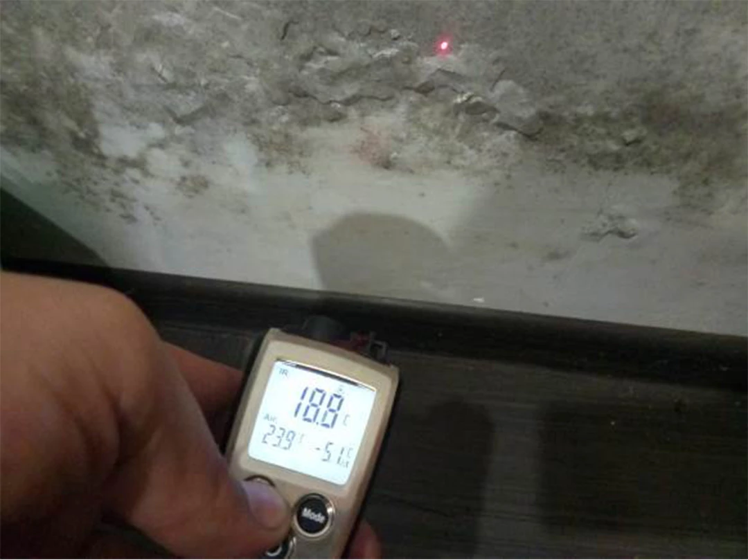 Измерение температуры поверхности стен у пола, в зоне увлажнения. Разница между температурой в помещении и температурой поверхности 5,1 градусов.