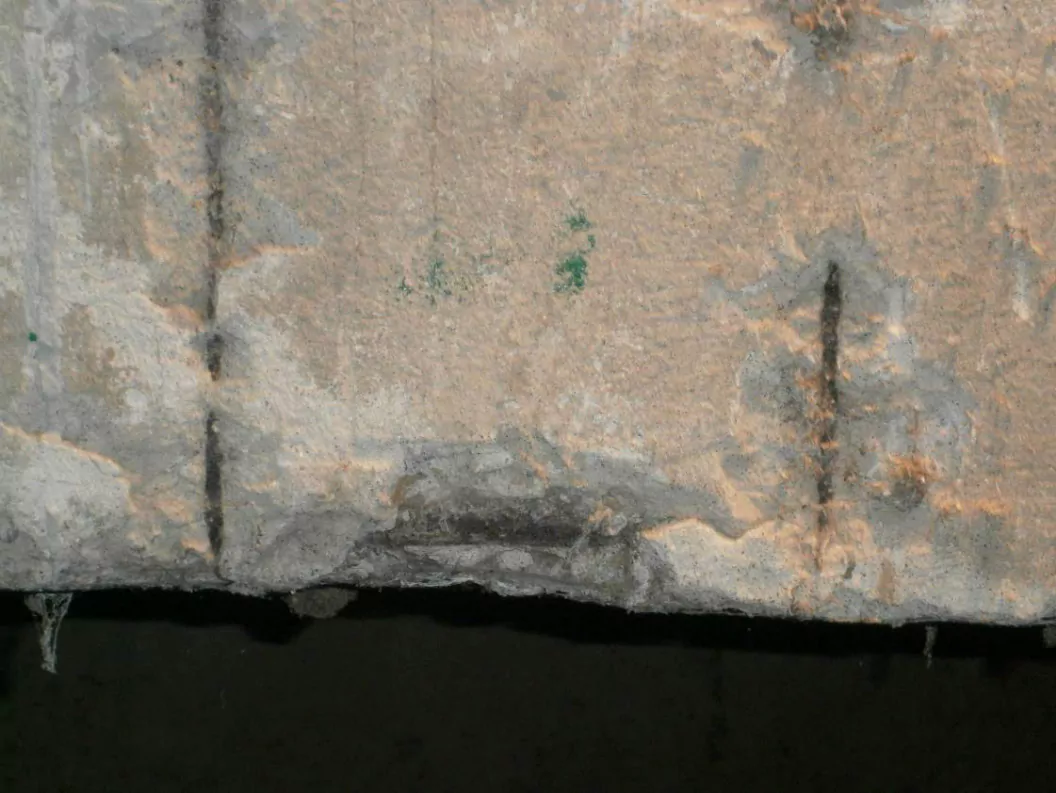 Отслоение защитного слоя бетона на балках перекрытия