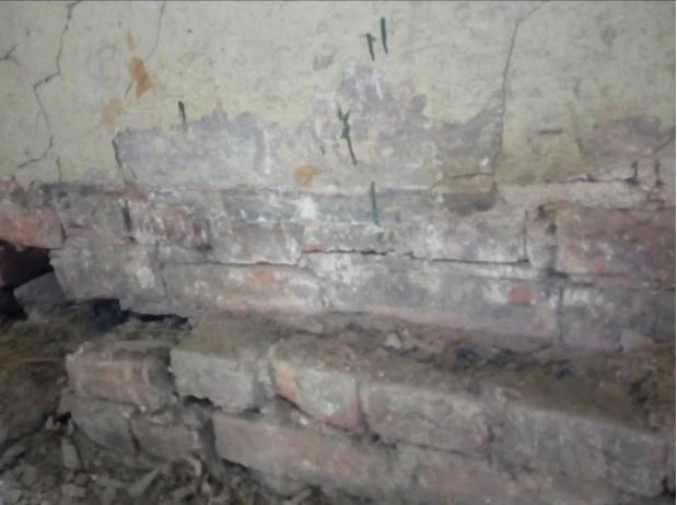 Трещины во внутренней несущей стене, с разрушением кладки