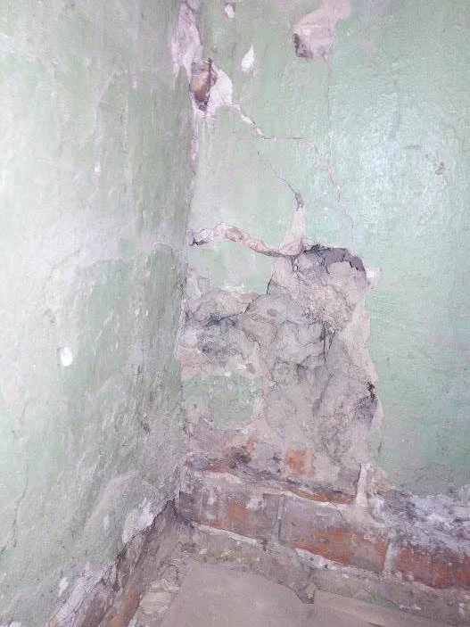 Осадочные трещины в местах сопряжения стен здания
