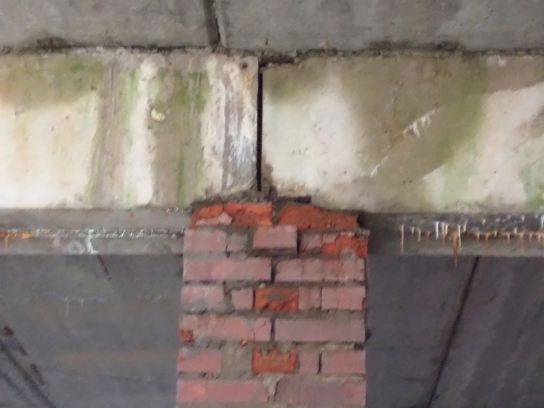 Трещины в балке. Коррозия бетона. Разрушение опорной части столба.