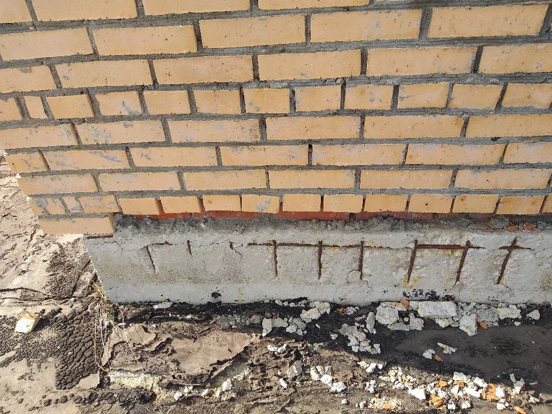 Отслоение бетона от арматуры. Балка в основании стен надстройки.