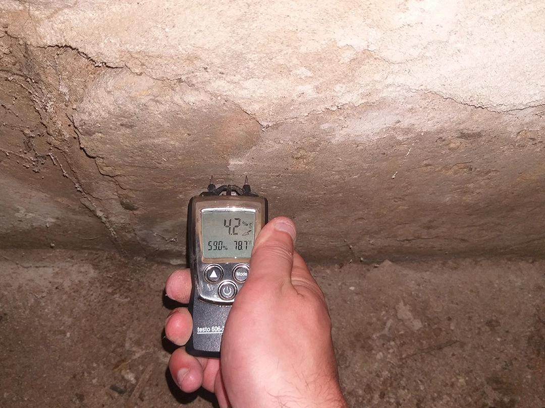 Измерение влажности стен в уровне контакта стен подвала с полом подвала