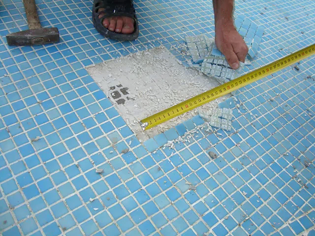 Отслоение отделочного слоя плитки бассейна