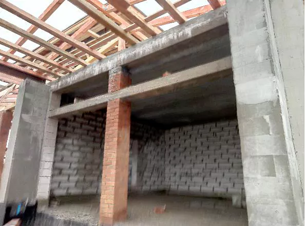 Следы вымывания кальция из бетона, вследствие некачественно выполненного рабочего шва бетонирования