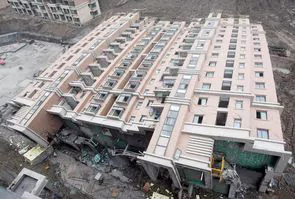 Тринадцатиэтажное здание в Китае после постройки просто упало