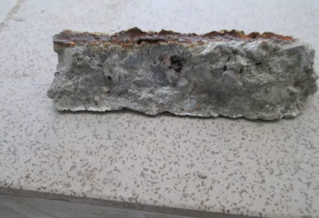 Следы коррозии арматуры на образце бетона