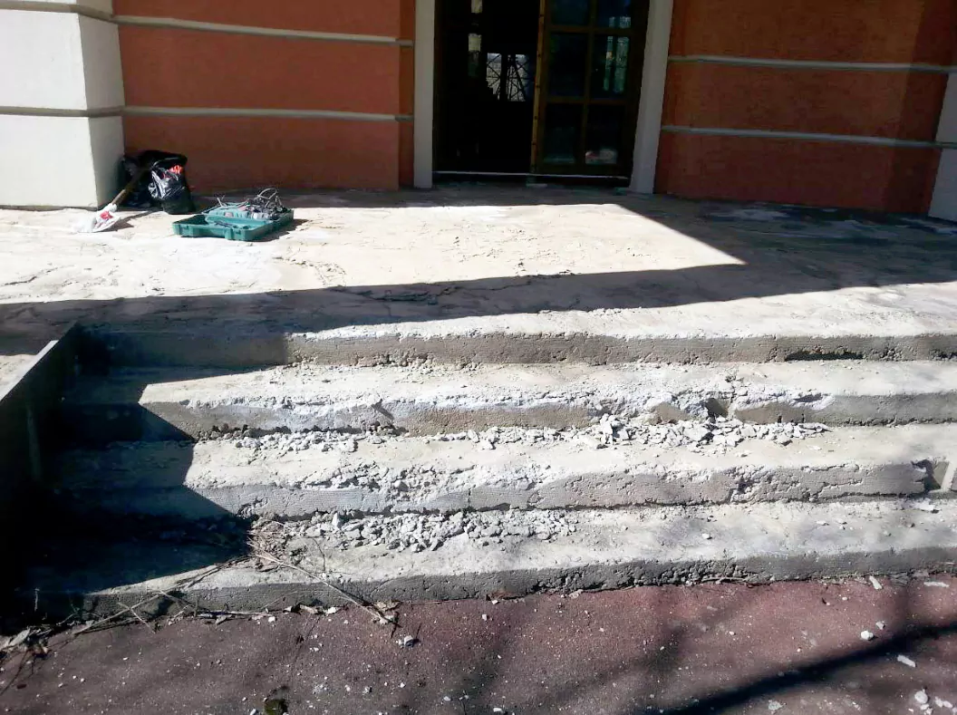 Шелушение и выбоины бетона на ступенях крыльца