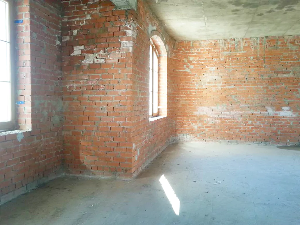 Внутренняя поверхность стен здания, наличие следов увлажнения и высолов на поверхности стен
