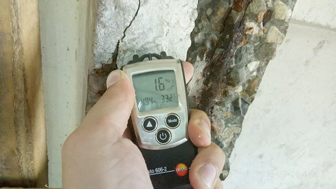 Измерение влажности бетона поверхности плит