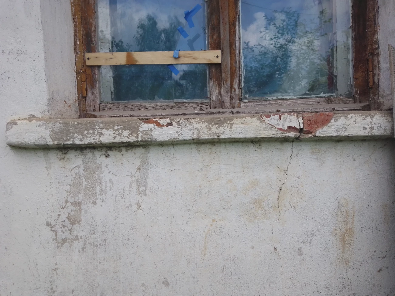 Трещины осадочного характера в стенах здания