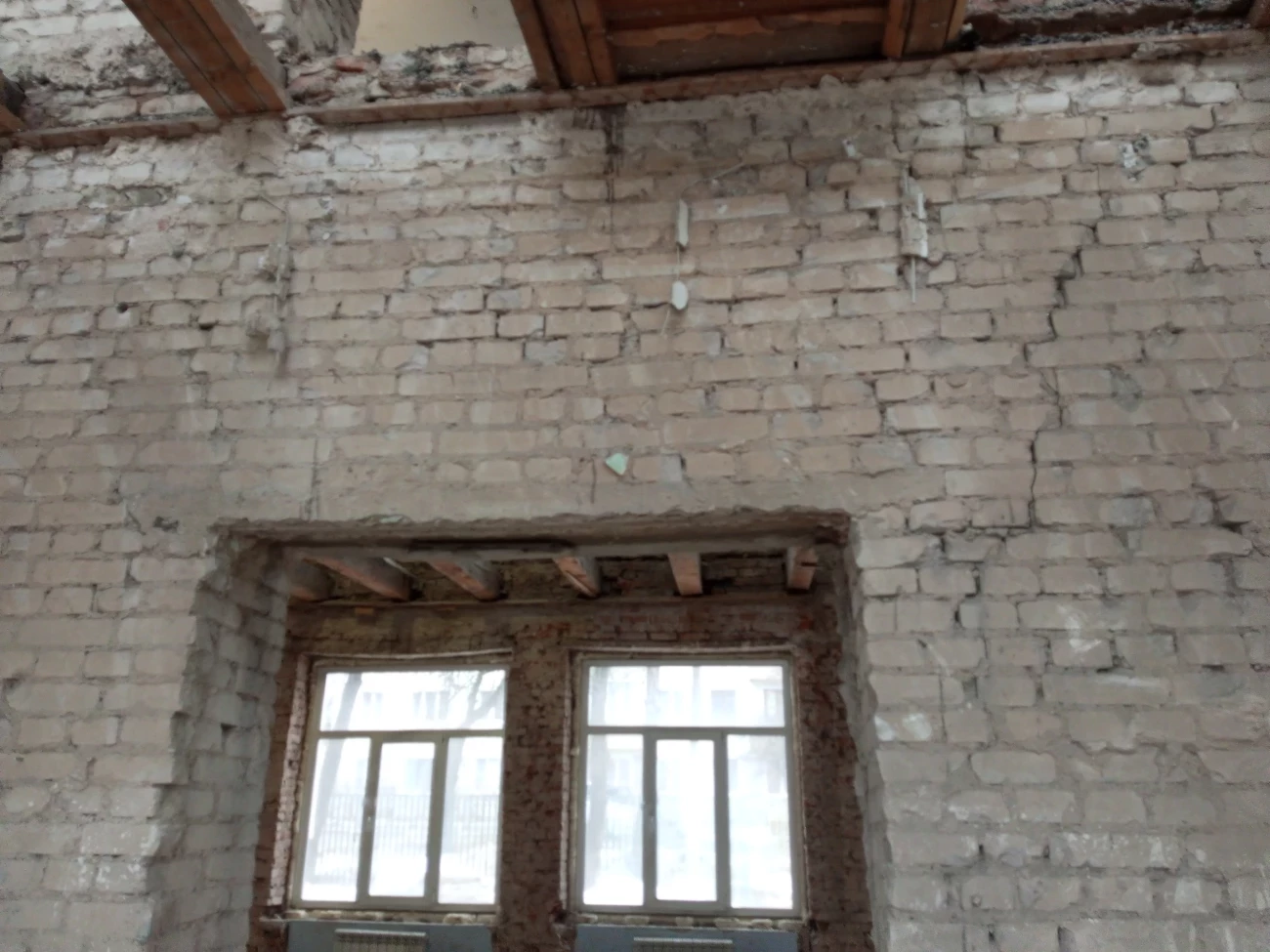 Осадочные трещины во внутренней стене здания