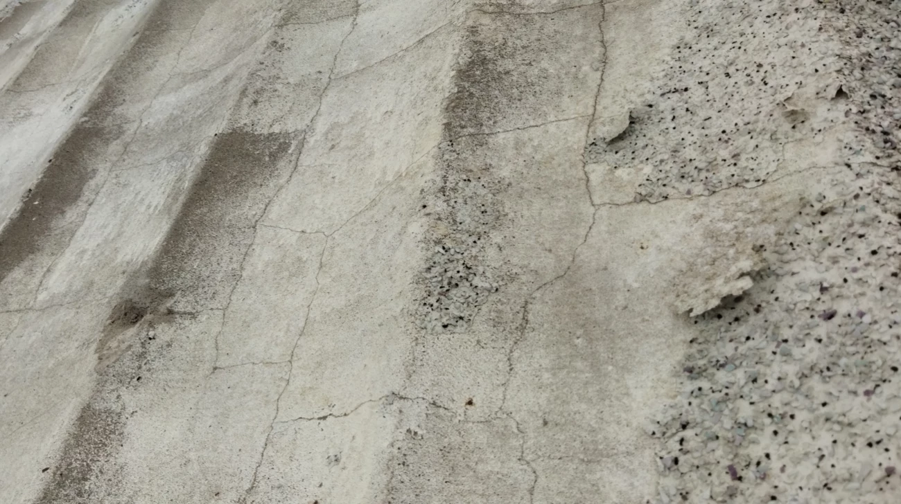 Сетчатые трещины в панели наружных стен, вследствие коррозии арматурной сетки и промерзания панели
