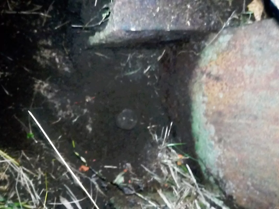 Коррозия стоек ниже уровня планировки грунта. В месте соединения с опорной пластиной.