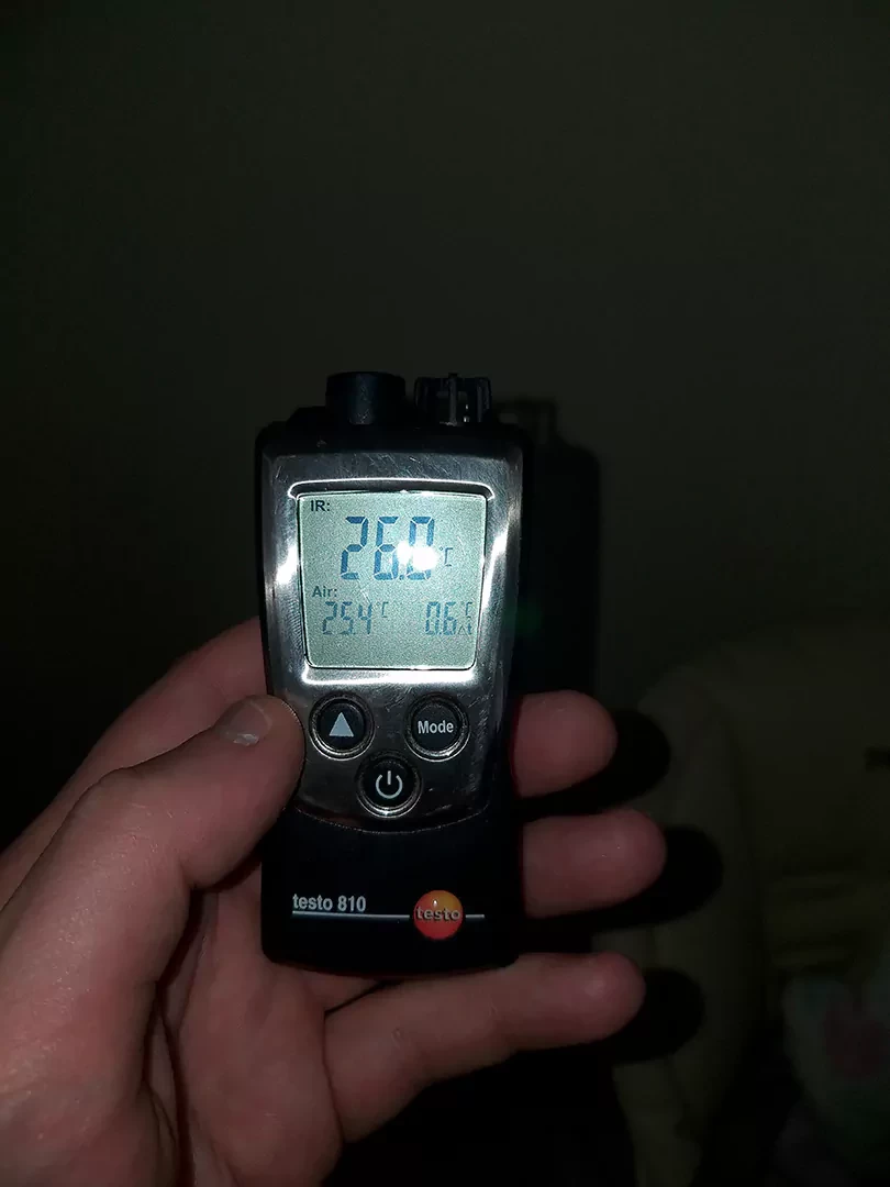 Измерение температуры воздуха внутри помещения и температуры внутренней поверхности наружных стен
