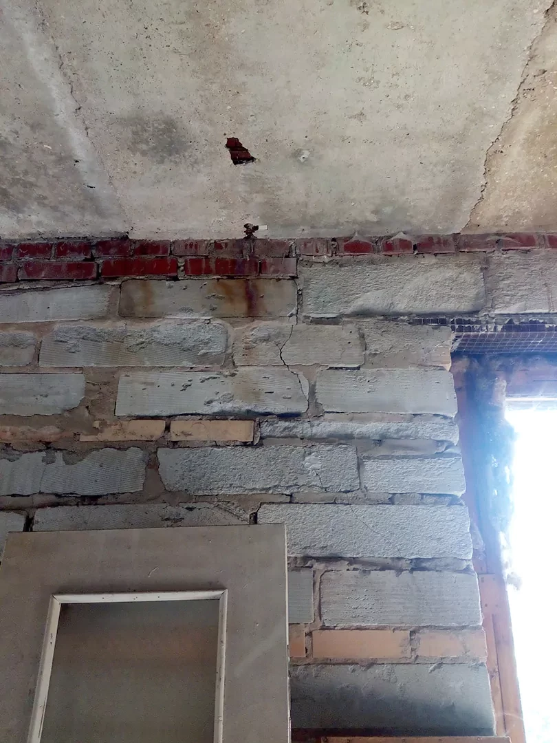 Трещина осадочного характера, в наружной стене здания, вследствие недостаточной несущей способности грунтов основания