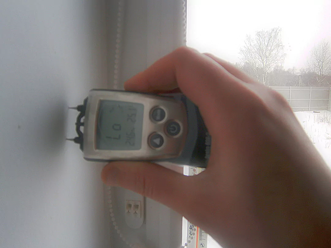 Измерение влажности на поверхности оконных откосов