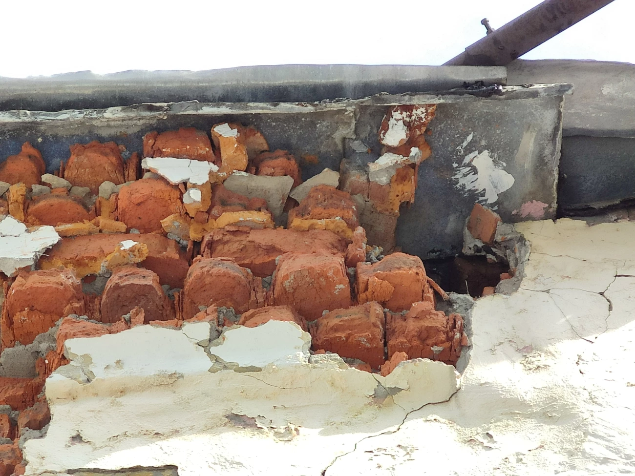 Стена в осях 2/А-Б. Разрушение материалов кладки и отделочного слоя карниза.