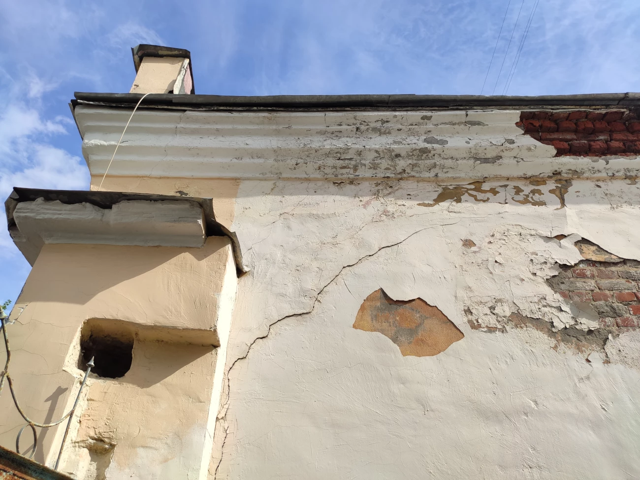 Трещины по фасаду здания. Разрушение материалов кладки стен.