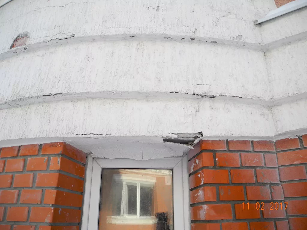 Отслоение и разрушение отделочного слоя фасада