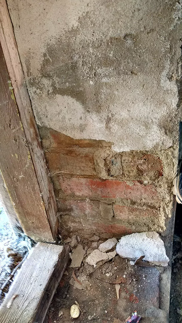 Разрушение штукатурного слоя стены в дверном проеме