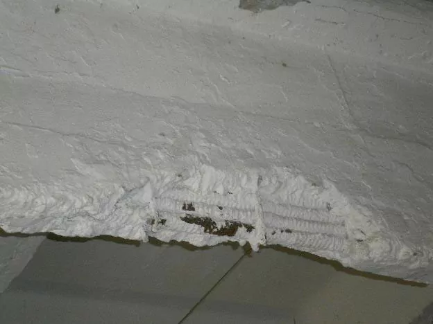 Отслоение защитного слоя бетона в стропильных балках