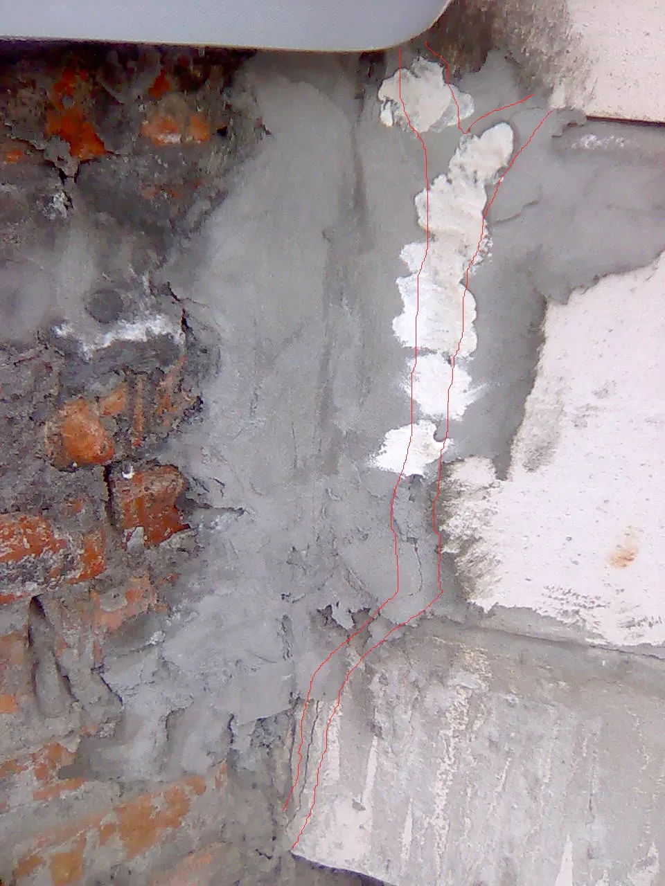 Трещины в ограждении монолитного ж/б козырька и боковой поверхности козырька в месте защемления в стену
