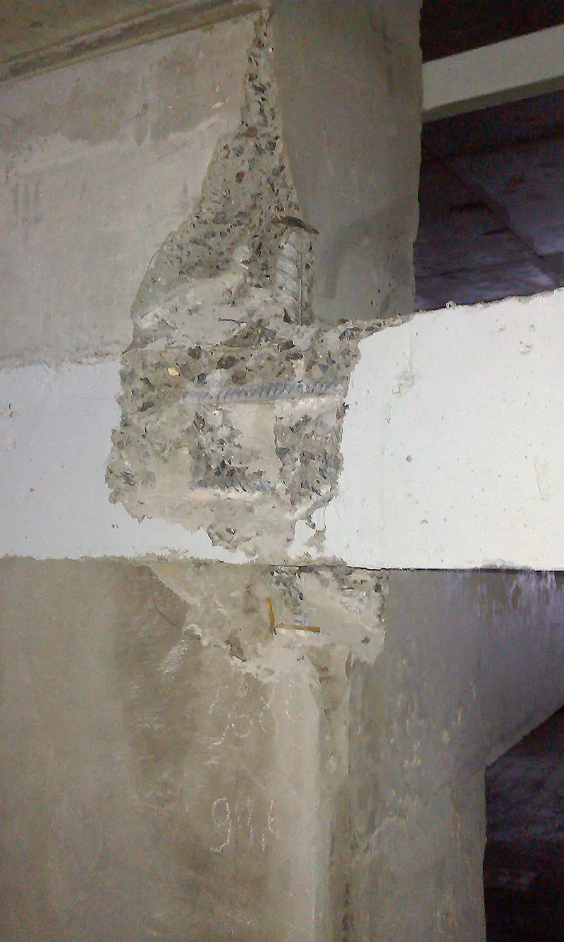 Вскрытие бетона до арматуры в колоннах и перекрытиях